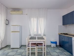 23539170-Ferienwohnung-4-Pirovac-300x225-5