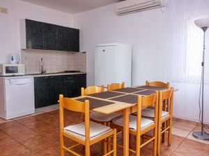 23539173-Ferienwohnung-6-Pirovac-300x225-5