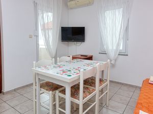 23539177-Ferienwohnung-2-Pirovac-300x225-1