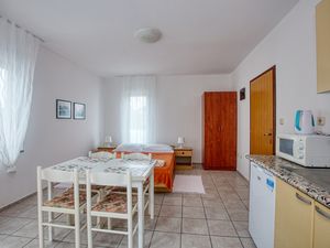 23539177-Ferienwohnung-2-Pirovac-300x225-2