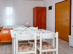 23539177-Ferienwohnung-2-Pirovac-300x225-3