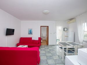 23539174-Ferienwohnung-4-Pirovac-300x225-3