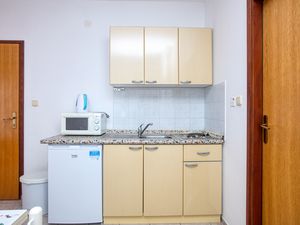 23539177-Ferienwohnung-2-Pirovac-300x225-4