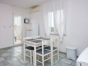 23539174-Ferienwohnung-4-Pirovac-300x225-4