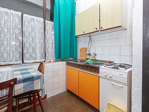 24046285-Ferienwohnung-5-Pirovac-300x225-3