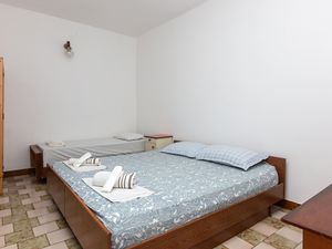 24046285-Ferienwohnung-5-Pirovac-300x225-5