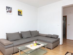 23933023-Ferienwohnung-4-Pirovac-300x225-2