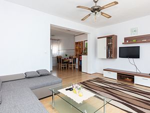 23933023-Ferienwohnung-4-Pirovac-300x225-3