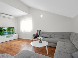 23760230-Ferienwohnung-6-Pirovac-300x225-2