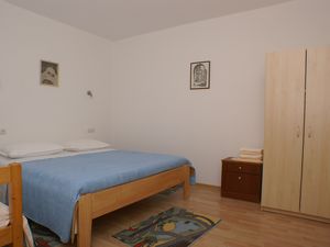 18511525-Ferienwohnung-3-Pisak-300x225-4