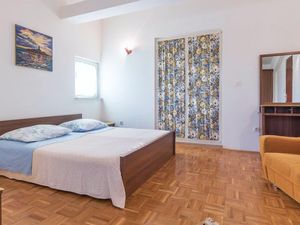 21541691-Ferienwohnung-4-Pjescana Uvala-300x225-3