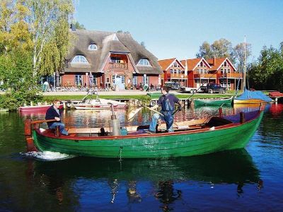 Petri Heil! Fischkutter auf der Elde mit großem Fang