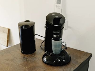Senseo-Kaffepadmaschine und Wasserkocher