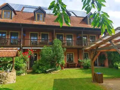 Südseite vom Haus mit Garten