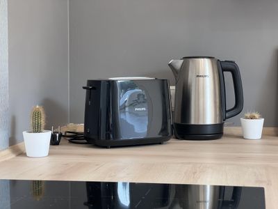 Küche mit Toaster und Wasserkocher