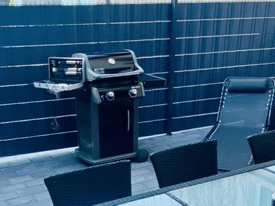 Gasgrill und Sonnenliege