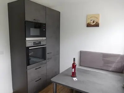 Küche mit Sitzecke, Mikrowell und Backofen