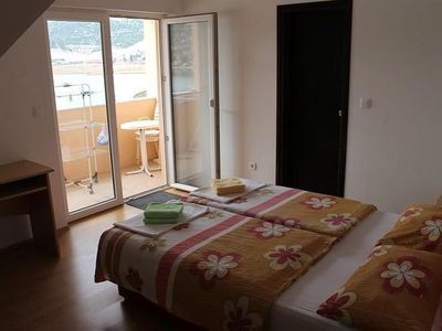 Schlafzimmer mit Doppelbett und eigenem Balkon