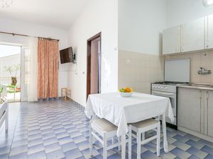 18322061-Ferienwohnung-4-Podaca-300x225-4