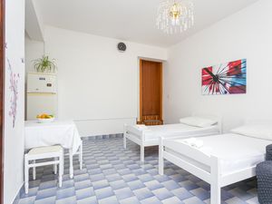 18322061-Ferienwohnung-4-Podaca-300x225-5