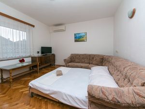 18322502-Ferienwohnung-4-Podaca-300x225-1