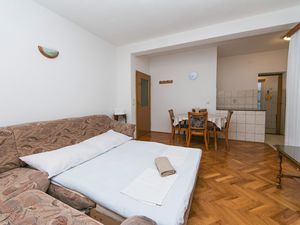 18322502-Ferienwohnung-4-Podaca-300x225-2