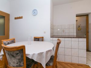 18322502-Ferienwohnung-4-Podaca-300x225-5