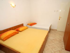 18322442-Ferienwohnung-3-Podaca-300x225-3