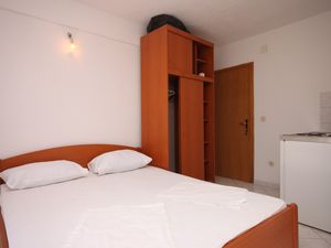 18744362-Ferienwohnung-2-Podaca-300x225-4