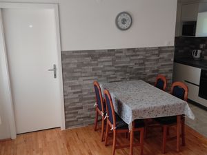 18323917-Ferienwohnung-4-Podgora-300x225-4