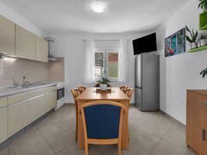 18323437-Ferienwohnung-8-Podgora-300x225-2