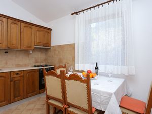 18923209-Ferienwohnung-4-Podgora-300x225-3