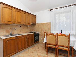 18923209-Ferienwohnung-4-Podgora-300x225-5