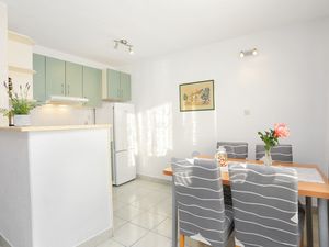 19125960-Ferienwohnung-6-Podgora-300x225-5