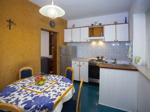 19214667-Ferienwohnung-6-Podgora-300x225-4