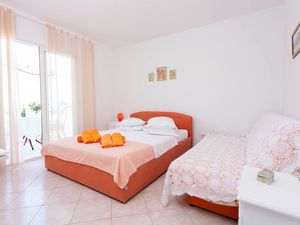 19308151-Ferienwohnung-8-Podgora-300x225-4