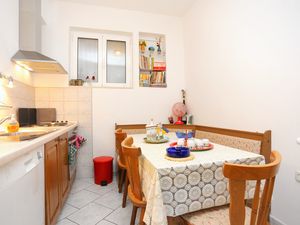 21751027-Ferienwohnung-9-Podgora-300x225-1