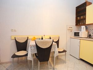 21751027-Ferienwohnung-9-Podgora-300x225-2