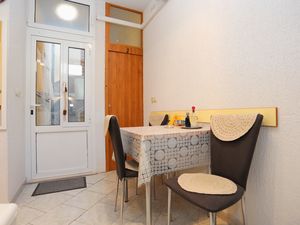 21751027-Ferienwohnung-9-Podgora-300x225-3