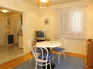 23968353-Ferienwohnung-3-Podgora-300x225-2