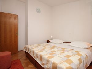 23929562-Ferienwohnung-4-Podgora-300x225-5