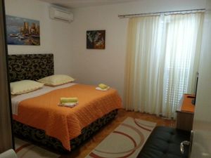 23929560-Ferienwohnung-7-Podgora-300x225-3