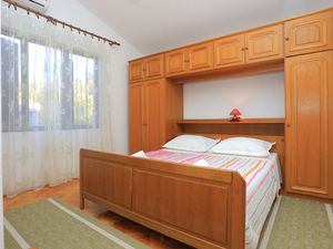 23926870-Ferienwohnung-4-Podgora-300x225-5