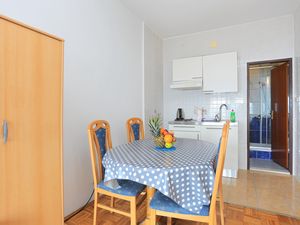 23933837-Ferienwohnung-4-Podgora-300x225-3