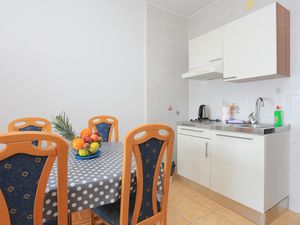 23933837-Ferienwohnung-4-Podgora-300x225-4