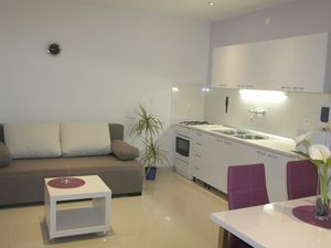 23927706-Ferienwohnung-4-Podgora-300x225-2