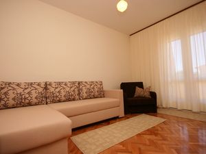 19127237-Ferienwohnung-8-Podgora-300x225-1