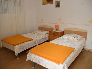 22445993-Ferienwohnung-2-Podstrana-300x225-4