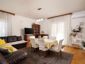 23961616-Ferienwohnung-4-Podstrana-300x225-1