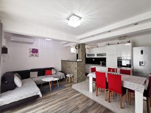 22447327-Ferienwohnung-8-Podstrana-300x225-5